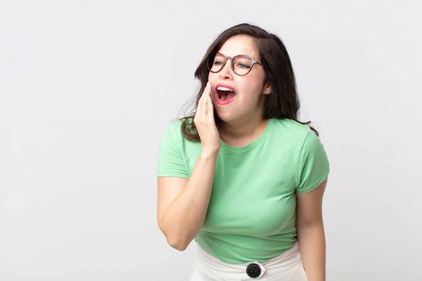 Bella Donna Sbadiglia Pigramente Mattina Presto Svegliarsi Guardare Assonnato Stanco — Foto Stock