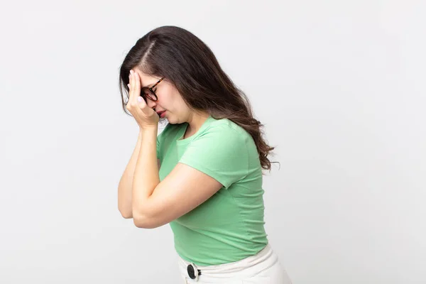 Mujer Bonita Cubriendo Los Ojos Con Las Manos Con Una —  Fotos de Stock