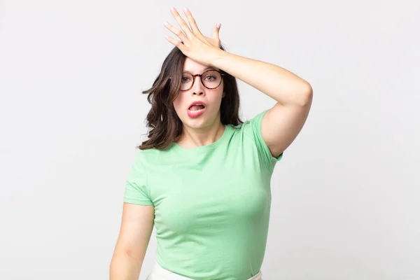 Pretty Woman Raising Palm Forehead Thinking Oops Making Stupid Mistake — Stockfoto