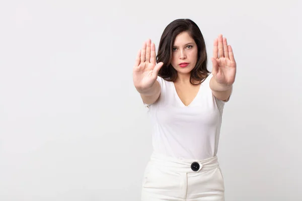 Bella Donna Che Sembra Serio Infelice Arrabbiato Scontento Proibendo Ingresso — Foto Stock