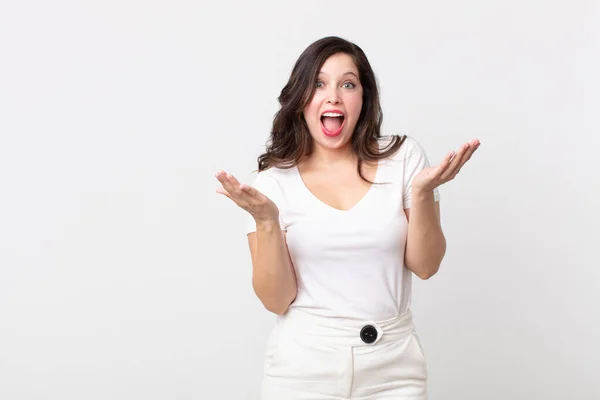 Mujer Bonita Sintiéndose Feliz Emocionada Sorprendida Sorprendida Sonriendo Asombrada Por — Foto de Stock