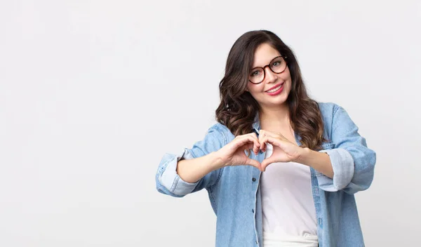 Mulher Bonita Sorrindo Sentindo Feliz Bonito Romântico Apaixonado Fazendo Forma — Fotografia de Stock