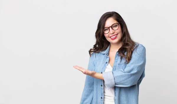 Mulher Bonita Sorrindo Alegremente Sentindo Feliz Mostrando Conceito Espaço Cópia — Fotografia de Stock