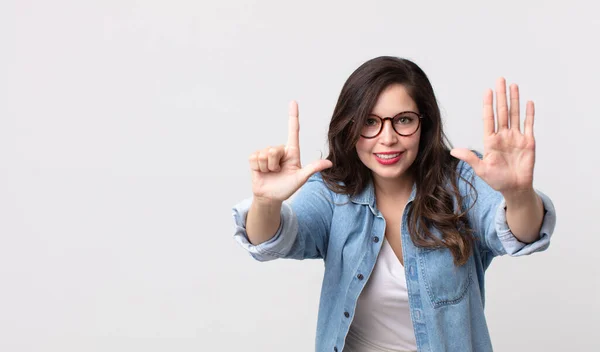 Hübsche Frau Lächelt Und Sieht Freundlich Aus Zeigt Nummer Sieben — Stockfoto