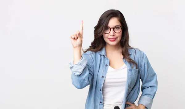 Hübsche Frau Lächelt Fröhlich Und Glücklich Und Zeigt Mit Einer — Stockfoto