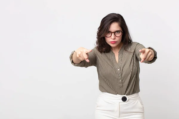 Hübsche Frau Die Mit Beiden Fingern Und Wütendem Gesichtsausdruck Die — Stockfoto