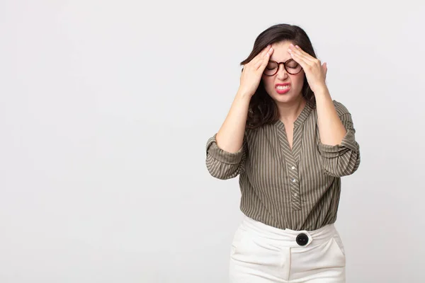 Mujer Bonita Mirando Estresado Frustrado Trabajando Bajo Presión Con Dolor — Foto de Stock