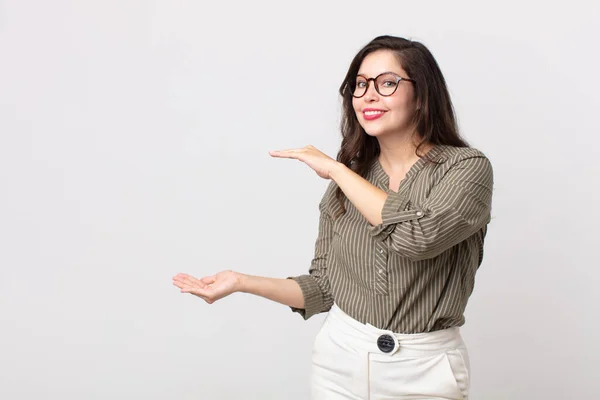 Hübsche Frau Die Ein Objekt Mit Beiden Händen Auf Dem — Stockfoto