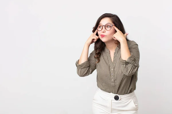 Mooie Vrouw Kijken Geconcentreerd Denken Hard Een Idee Verbeelden Van — Stockfoto