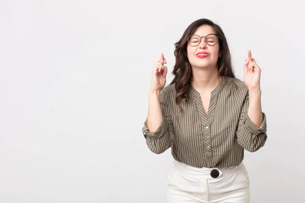 漂亮的女人微笑着 焦急地交叉着双手 感到忧虑 希望或希望好运 — 图库照片