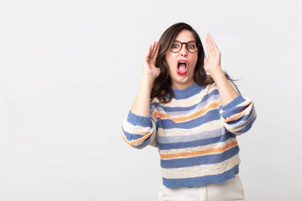 Bella Donna Urlando Con Mani Alto Aria Sentirsi Furioso Frustrato — Foto Stock