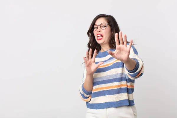 Bella Donna Sente Terrorizzata Indietreggiando Urlando Nell Orrore Nel Panico — Foto Stock