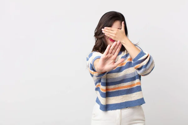 Mooie Vrouw Bedekken Gezicht Met Hand Zet Andere Hand Naar — Stockfoto