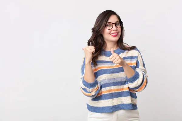 Bonita Mujer Sonriendo Alegre Casualmente Apuntando Copiar Espacio Lado Sintiéndose — Foto de Stock