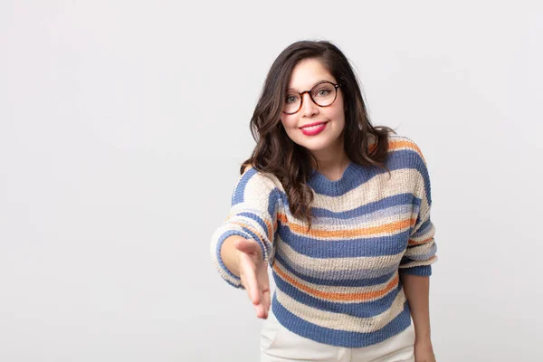 Mulher Bonita Sorrindo Olhando Feliz Confiante Amigável Oferecendo Aperto Mão — Fotografia de Stock