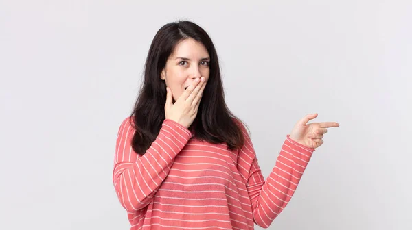 Pretty Woman Feeling Happy Shocked Surprised Covering Mouth Hand Pointing — Stock Photo, Image