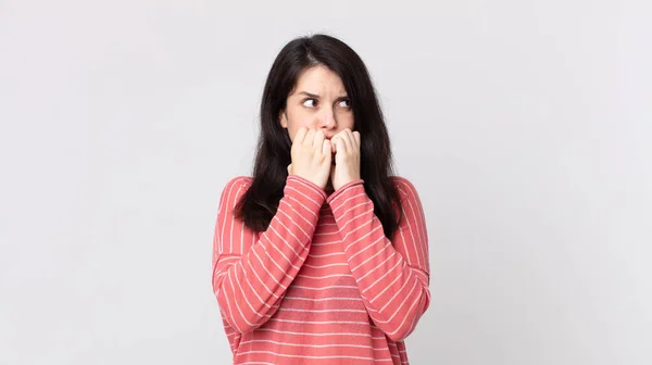 Bonita Mulher Olhando Preocupado Ansioso Estressado Com Medo Unhas Mordendo — Fotografia de Stock