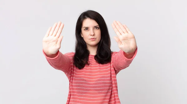 Mujer Bonita Mirando Serio Infeliz Enojado Disgustado Prohibiendo Entrada Diciendo —  Fotos de Stock