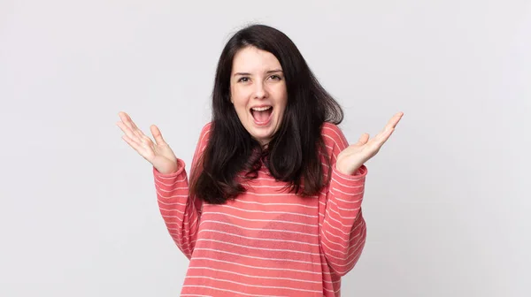 Mujer Bonita Sintiéndose Feliz Emocionada Sorprendida Sorprendida Sonriendo Asombrada Por — Foto de Stock