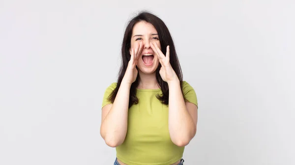 Ładna Kobieta Czuje Się Szczęśliwy Podekscytowany Pozytywny Dając Duży Krzyk — Zdjęcie stockowe