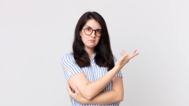 Güzel bir kadın kafası karışık ve bilgisiz, şüpheli bir açıklama ya da düşünceyi merak ediyor.