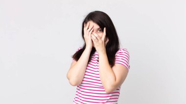 Güzel bir kadın korkmuş ya da utanmış hisseder. Gözleri yarı kapalı bir şekilde dikizler ya da gözetler.