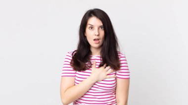 Güzel bir kadın şaşkın ve şaşırmış hissediyor, gülümsüyor, el ele tutuşuyor, o olmaktan ya da minnettarlık göstermekten mutlu.