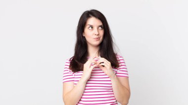 Güzel bir kadın entrika çeviriyor, komplo kuruyor, sinsi hileler ve hileler düşünüyor, kurnazlık ve ihanet.