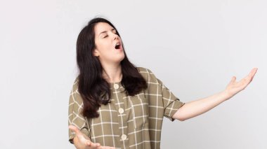 Güzel bir kadın opera yapıyor ya da konserde şarkı söylüyor, romantik, sanatsal ve tutkulu hissediyor.