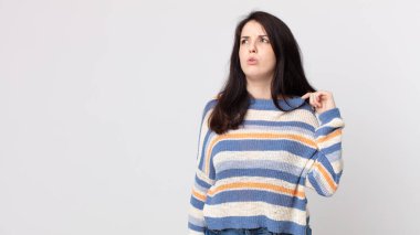 Güzel bir kadın stresli, endişeli, yorgun ve hayal kırıklığına uğramış, gömleğini çekmiş, sıkıntılı görünüyor.