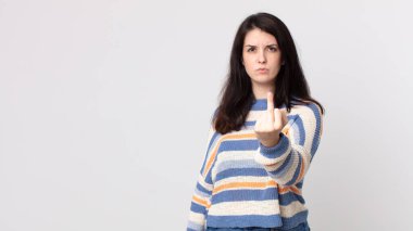 Güzel bir kadın kızgın, sinirli, asi ve agresif hissediyor, orta parmağını sallıyor, karşı koyuyor.