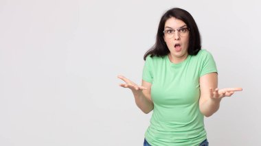 Güzel bir kadın ağzı açık ve şaşırmış, şok olmuş ve hayrete düşmüş.