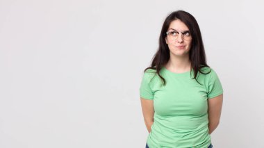 Güzel kadın şaşkın ve şaşkın görünüyor, merak ediyor ya da bir sorunu çözmeye çalışıyor ya da düşünüyor.