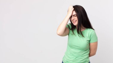 Güzel bir kadın gülüyor ve alnına şaplak atıyor. Unuttum ya da aptalca bir hataydı. 