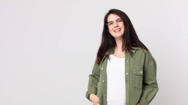 Güzel bir kadın neşeli ve rahat bir şekilde gülümsüyor. Olumlu, mutlu, kendinden emin ve rahat bir ifadeyle.