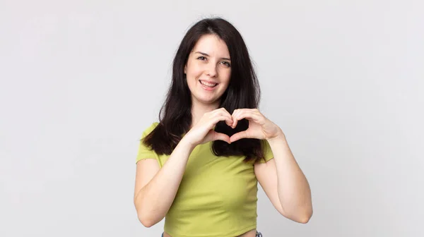 Bonita Mujer Sonriendo Sintiéndose Feliz Lindo Romántico Enamorado Haciendo Forma —  Fotos de Stock