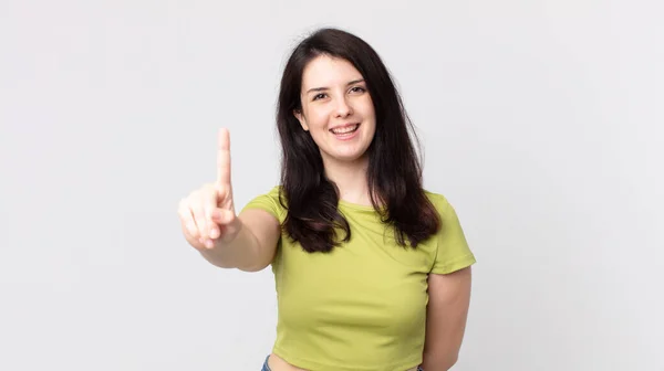 Bonita Mujer Sonriendo Buscando Amigable Mostrando Número Uno Primero Con —  Fotos de Stock