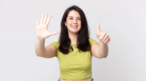 Mulher Bonita Sorrindo Olhando Amigável Mostrando Número Seis Sexto Com — Fotografia de Stock