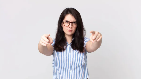 漂亮的女人用手指和愤怒的表情朝前看相机 叫你尽你的职责 — 图库照片