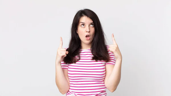 Mooie Vrouw Gevoel Ontzagwekkend Open Mond Wijzen Naar Boven Met — Stockfoto