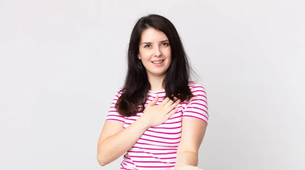 Mujer Bonita Sintiéndose Feliz Enamorada Sonriendo Con Una Mano Lado —  Fotos de Stock