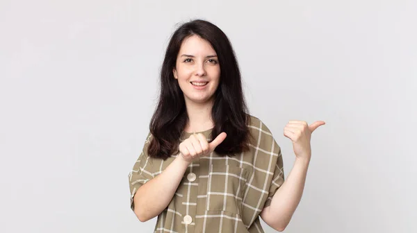 Mulher Bonita Sorrindo Alegre Casualmente Apontando Para Copiar Espaço Lado — Fotografia de Stock