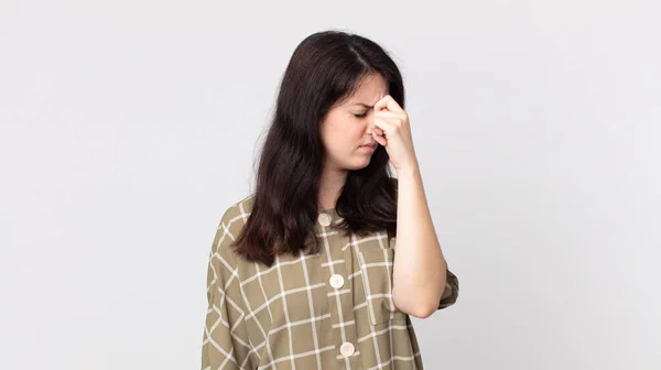 Vacker Kvinna Känner Sig Stressad Olycklig Och Frustrerad Vidrör Pannan — Stockfoto