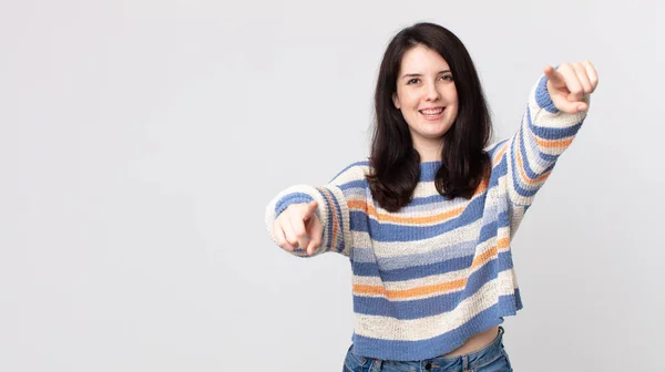 Mooie Vrouw Die Zich Gelukkig Zelfverzekerd Voelt Met Beide Handen — Stockfoto