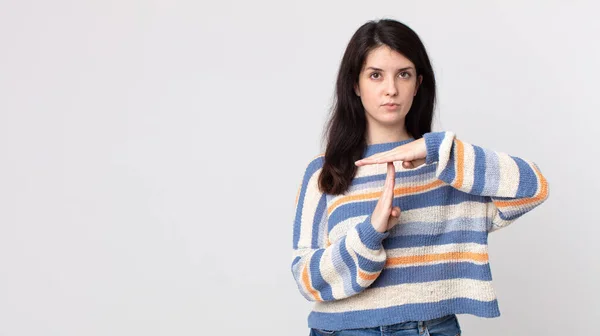 Pretty Woman Looking Serious Stern Angry Displeased Making Time Out — Stock Photo, Image