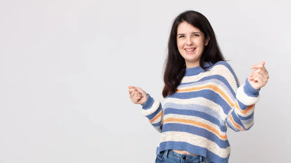 Mooie Vrouw Glimlachen Gevoel Zorgeloos Ontspannen Gelukkig Dansen Luisteren Naar — Stockfoto