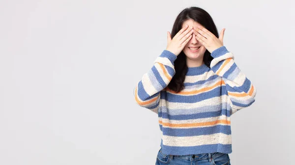 Jolie Femme Souriante Heureuse Couvrant Les Yeux Des Deux Mains — Photo