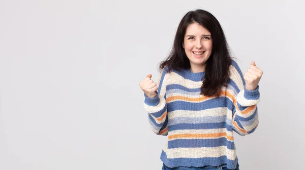 Mooie Vrouw Voelt Zich Geschokt Opgewonden Gelukkig Lachen Vieren Succes — Stockfoto