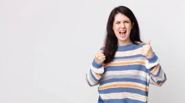 Hübsche Frau Schreit Aggressiv Mit Genervtem Frustriertem Wütendem Blick Und — Stockfoto