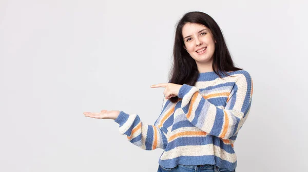 Bonita Mujer Sonriendo Sintiéndose Feliz Despreocupada Satisfecha Apuntando Concepto Idea —  Fotos de Stock